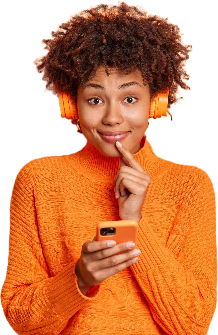 Cliente da Ultramais Telecom conectada pela fibra óptica, ouvindo música no celular